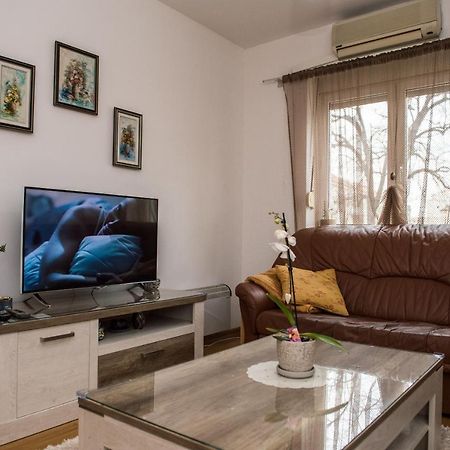 Central Place Apartment Требине Екстериор снимка